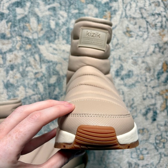 KIZIK Women's Juno Mid Boot in Doeskin Tan Hands Free Shoe Snow Boots Size US 8 - Picture 6 of 12